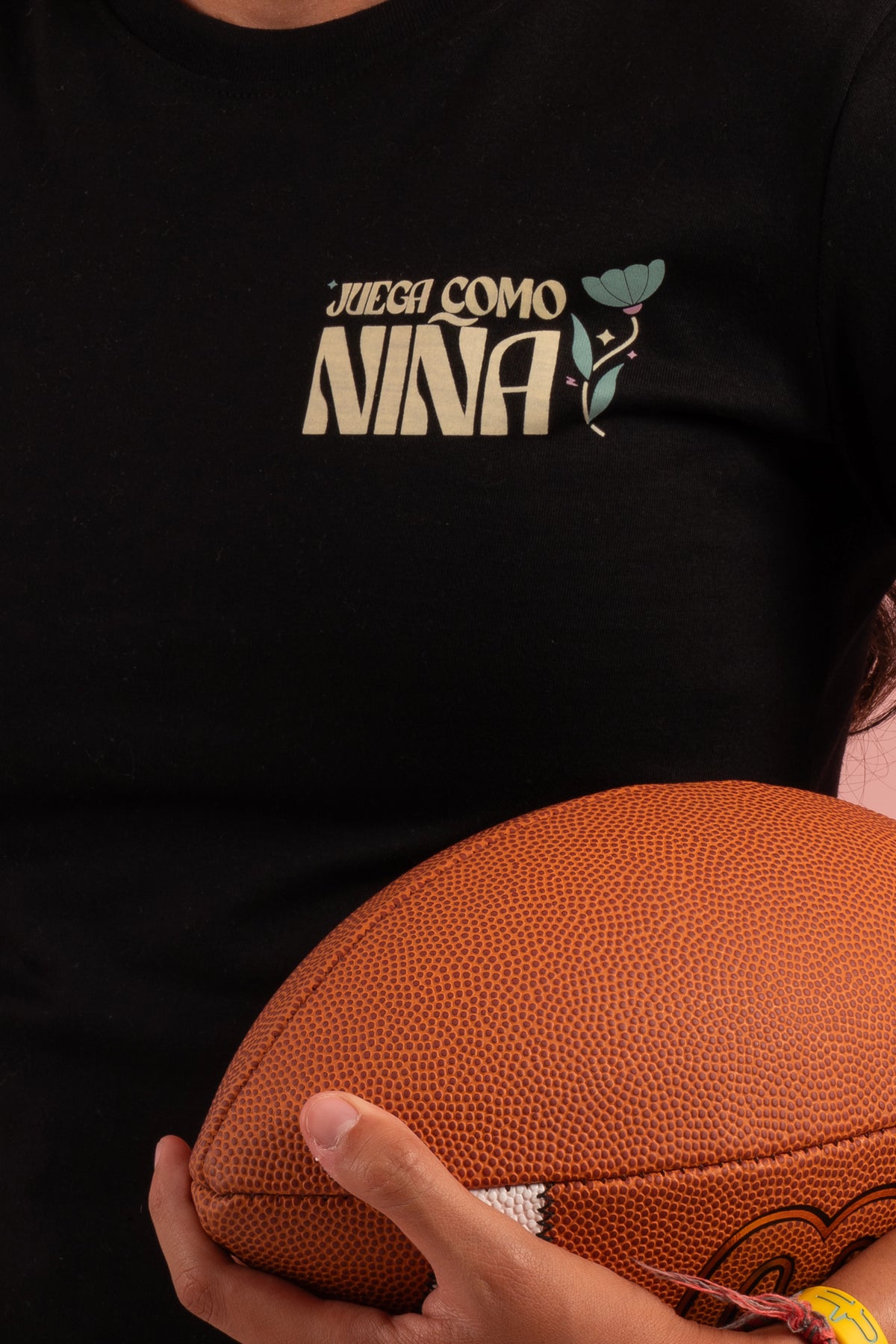 PLAYERA NEGRO JUEGA COMO NIÑA