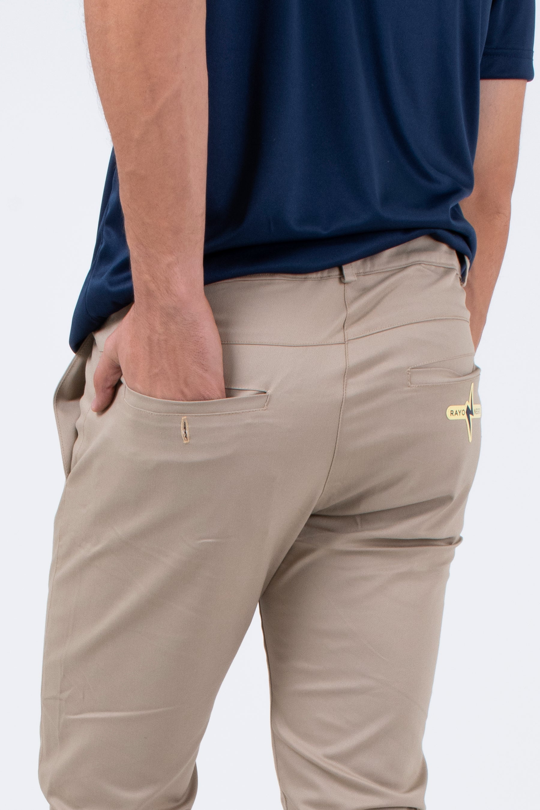 RayoNegro_PantalonParaEntrenador_PantalonTrainer_PantalonHiking_PantalonDeportivo_PantalonGolf_PantalonBeigeDeportivo