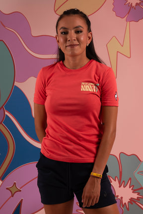 PLAYERA SALMÓN JUEGA COMO NIÑA
